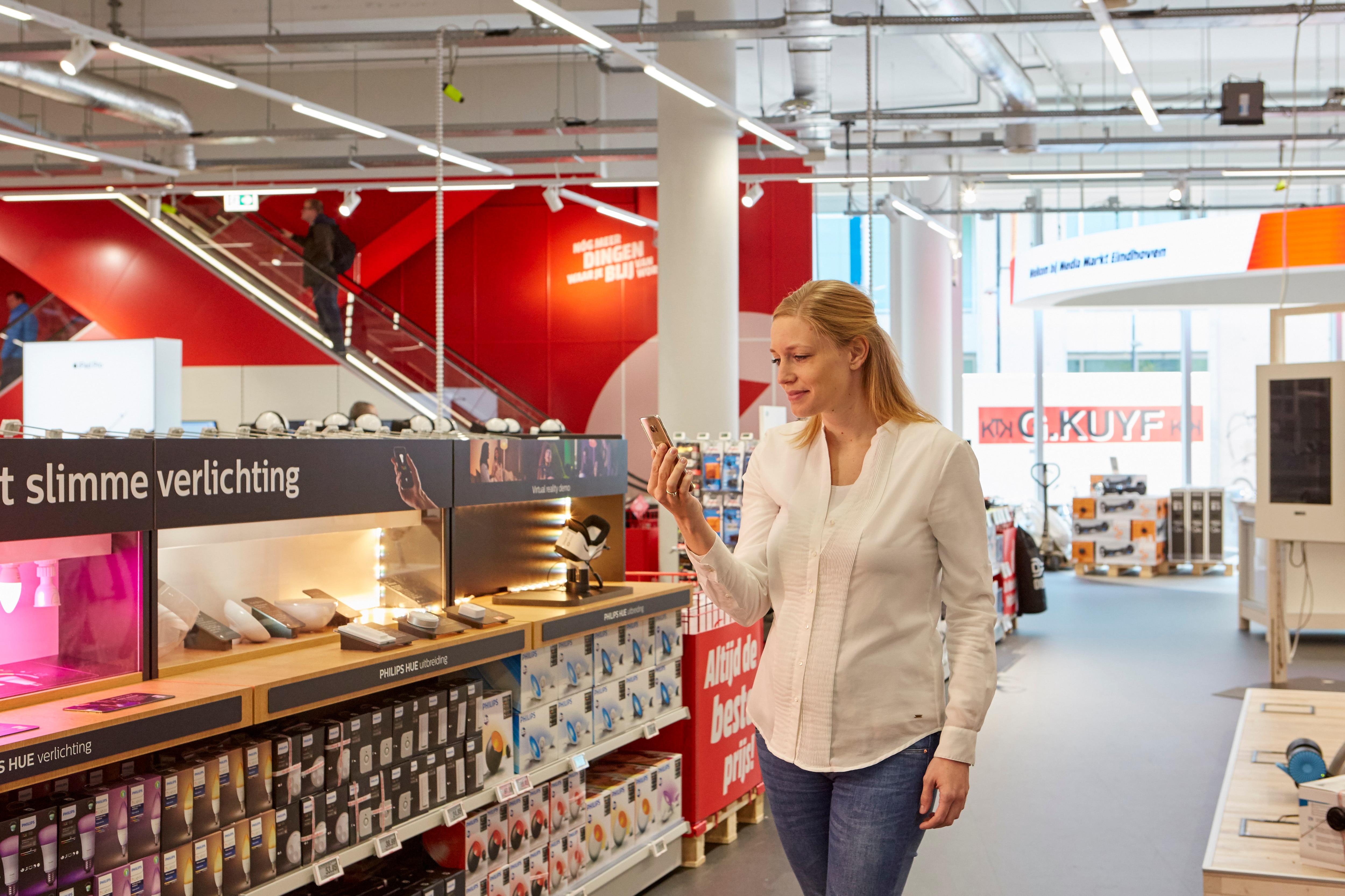 Intens hout Catena Guided by the light: MediaMarkt customers find products faster with indoor  positioning from Philips Lighting - Philips Lighting