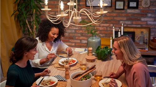 Image d'une table à manger colorée