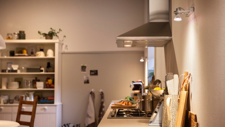 Un comptoir de cuisine éclairé par une lumière éclatante