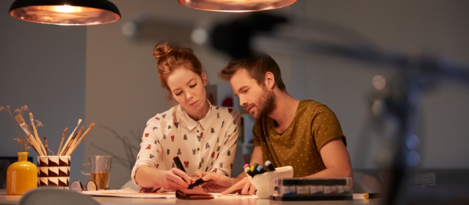 Un couple travaille ensemble à une table à manger