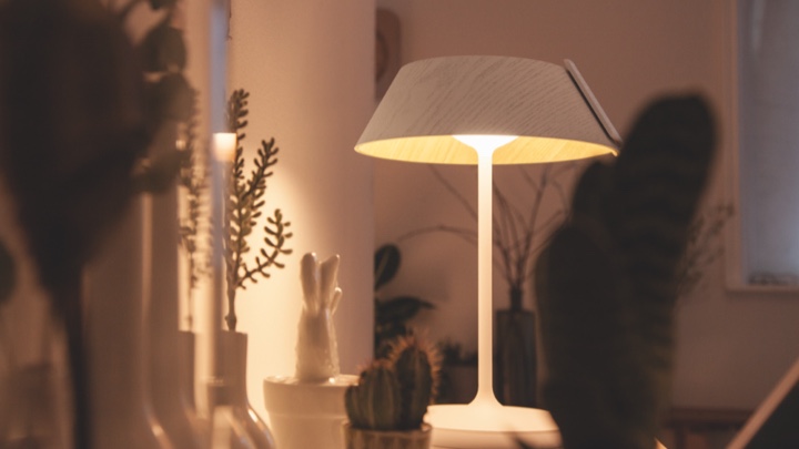 Une lampe de table éclairant une armoire de salon