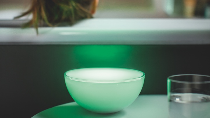 Wireless luminaire next to the bathtub