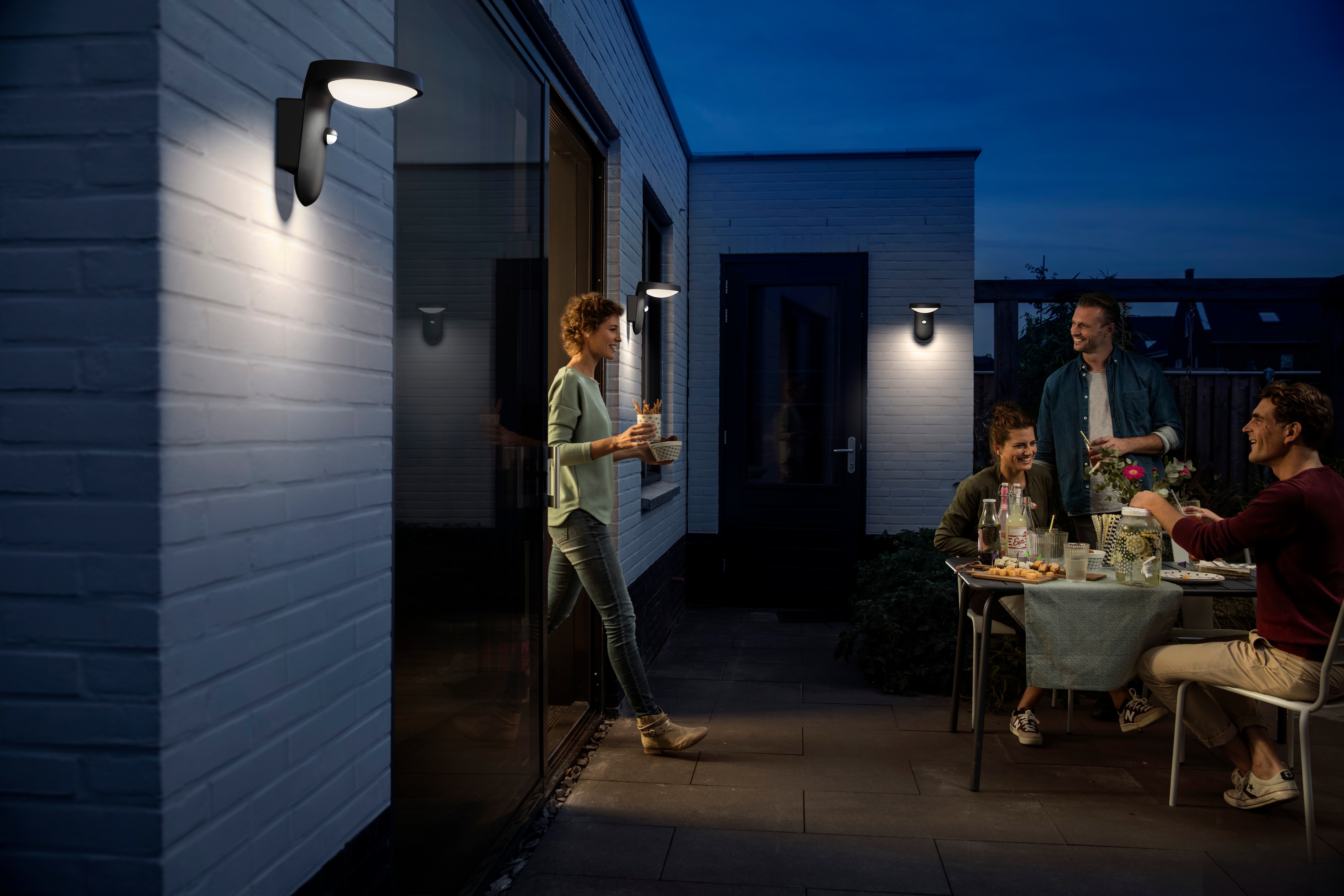 https://www.signify.com/content/dam/signify/en-aa/about/news/2023/20230607-philips-led-outdoor-lights-combine/philips-led-outdoor-ultraefficient-solar-tyla-wall-light-lifestyle.jpg