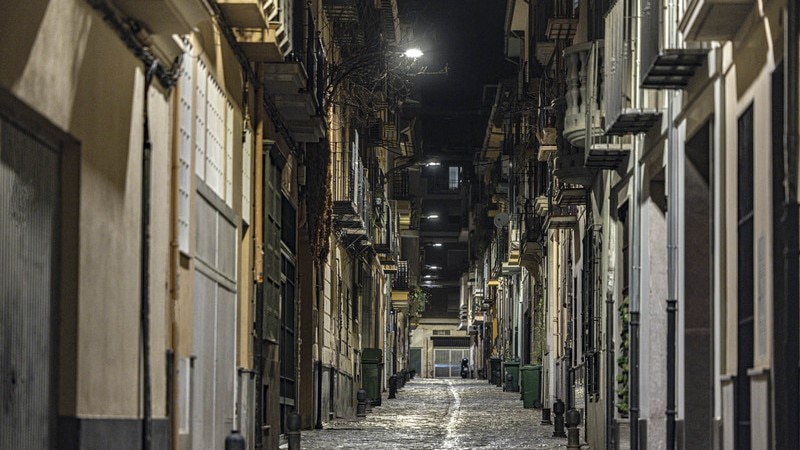 Imagen nocturna de las calles de Granada.